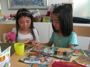 「インドの神様カードで遊ぶウリ」